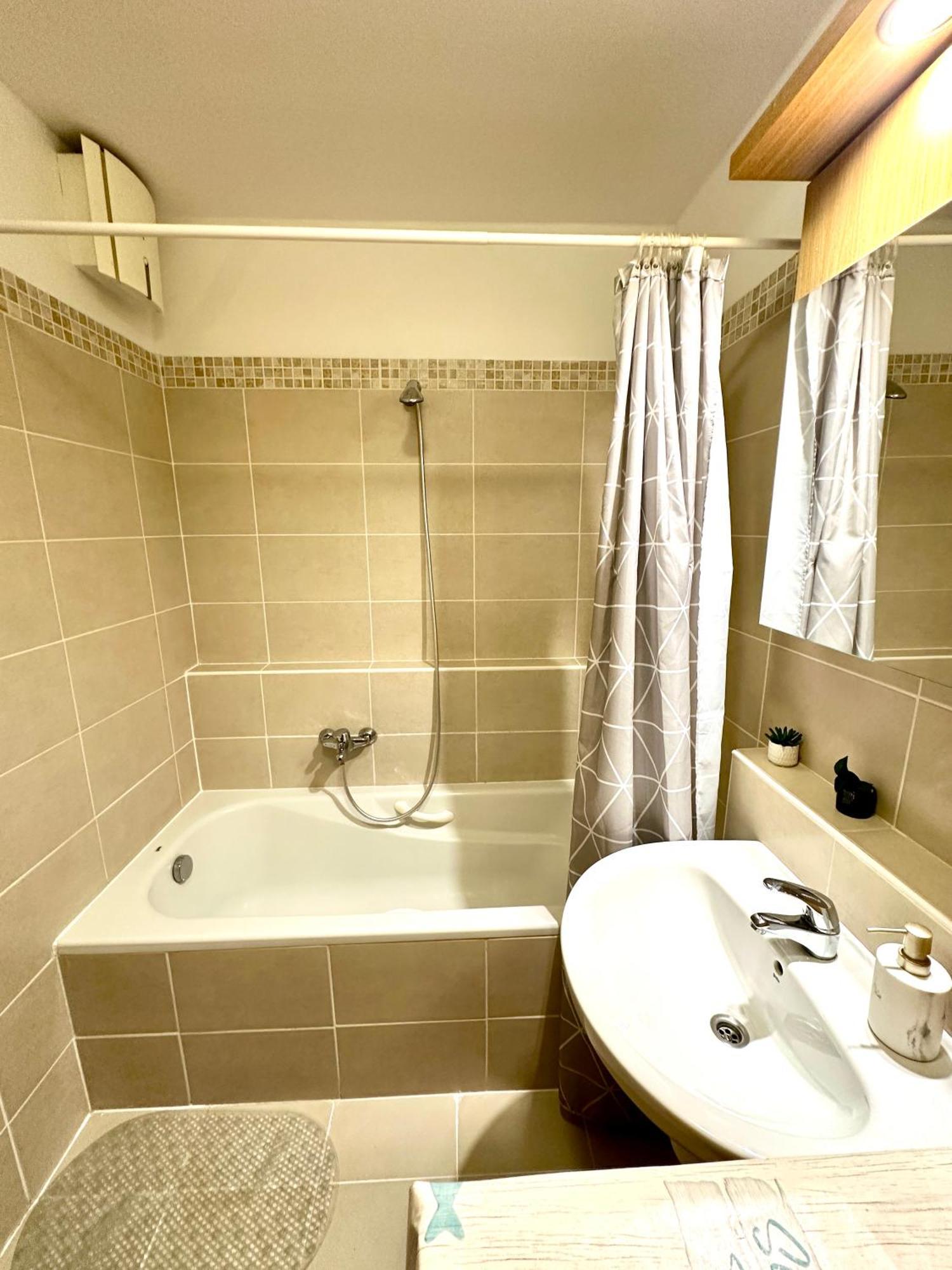 Central Apartment With Balcony ブダペスト エクステリア 写真
