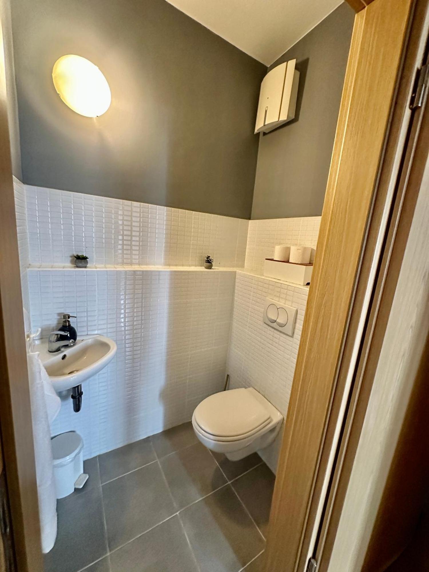 Central Apartment With Balcony ブダペスト エクステリア 写真